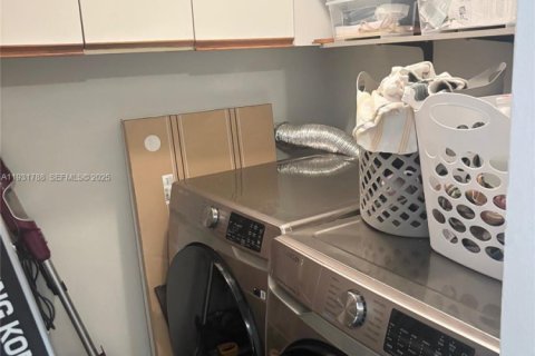 Touwnhouse à vendre à Miami, Floride: 2 chambres, 112.97 m2 № 1990368 - photo 15