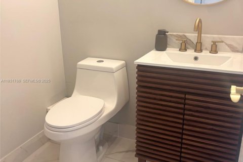 Touwnhouse à vendre à Miami, Floride: 2 chambres, 112.97 m2 № 1990368 - photo 7