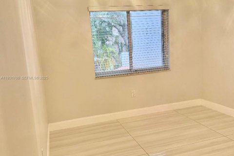 Touwnhouse à vendre à Miami, Floride: 2 chambres, 112.97 m2 № 1990368 - photo 11