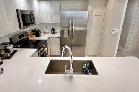 Condo in Sunny Isles Beach, Florida, 2 bedrooms  № 1889478 - photo 11