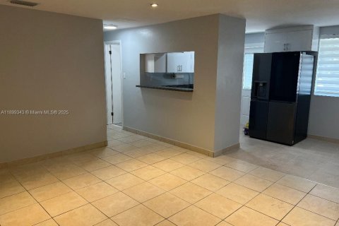 Condo in Miami Beach, Florida, 2 bedrooms  № 1952604 - photo 11