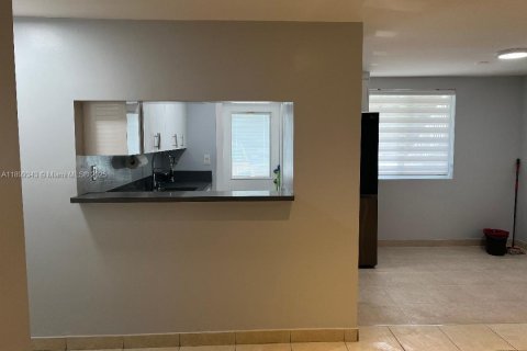 Condo in Miami Beach, Florida, 2 bedrooms  № 1952604 - photo 10