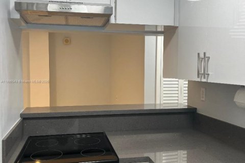 Condo in Miami Beach, Florida, 2 bedrooms  № 1952604 - photo 9