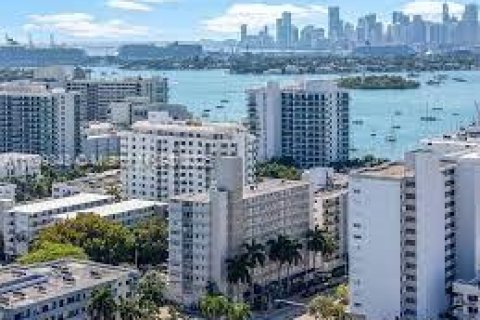 Condo in Miami Beach, Florida, 2 bedrooms  № 1952604 - photo 1