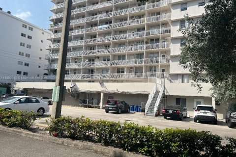 Condo in Miami Beach, Florida, 2 bedrooms  № 1952604 - photo 30