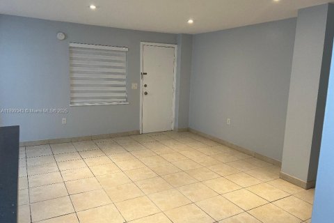 Condo in Miami Beach, Florida, 2 bedrooms  № 1952604 - photo 8