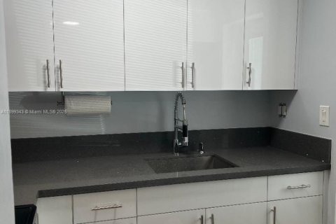 Condo in Miami Beach, Florida, 2 bedrooms  № 1952604 - photo 24