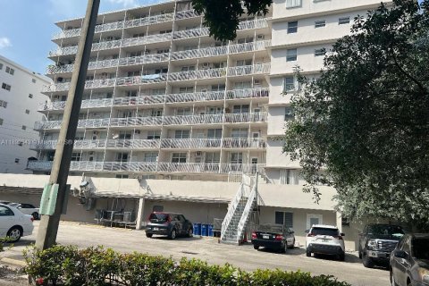 Condo in Miami Beach, Florida, 2 bedrooms  № 1952604 - photo 28