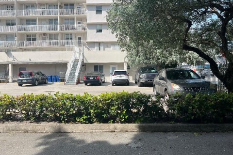 Condo in Miami Beach, Florida, 2 bedrooms  № 1952604 - photo 29