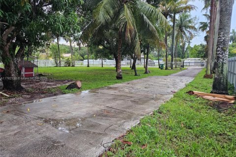 Casa en venta en Miami, Florida, 5 dormitorios, 201.23 m2 № 2014122 - foto 3