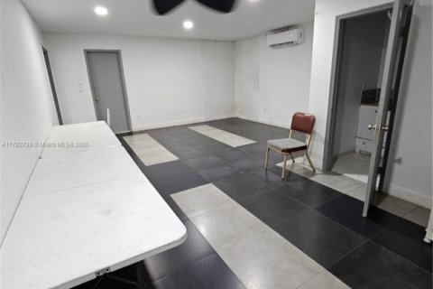 Casa en venta en Miami, Florida, 5 dormitorios, 201.23 m2 № 2014122 - foto 16