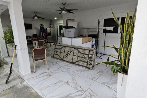 Casa en venta en Miami, Florida, 5 dormitorios, 201.23 m2 № 2014122 - foto 21