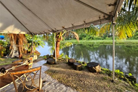 Casa en venta en Miami, Florida, 5 dormitorios, 201.23 m2 № 2014122 - foto 13