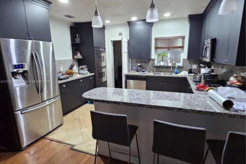 Casa en venta en Miami, Florida, 5 dormitorios, 201.23 m2 № 2014122 - foto 24