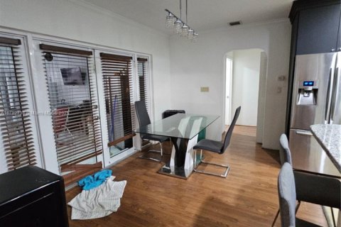 Casa en venta en Miami, Florida, 5 dormitorios, 201.23 m2 № 2014122 - foto 27