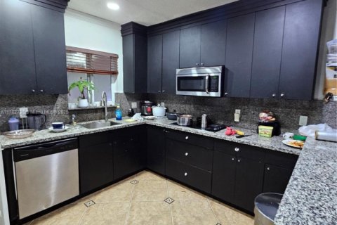 Casa en venta en Miami, Florida, 5 dormitorios, 201.23 m2 № 2014122 - foto 25