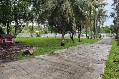 Casa en venta en Miami, Florida, 5 dormitorios, 201.23 m2 № 2014122 - foto 2