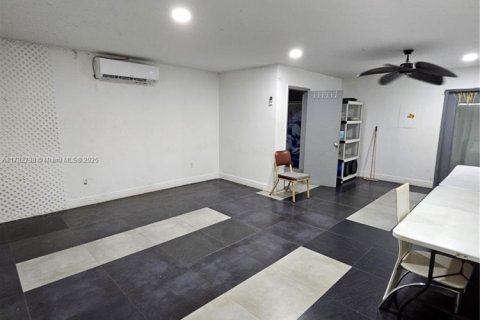 Casa en venta en Miami, Florida, 5 dormitorios, 201.23 m2 № 2014122 - foto 15