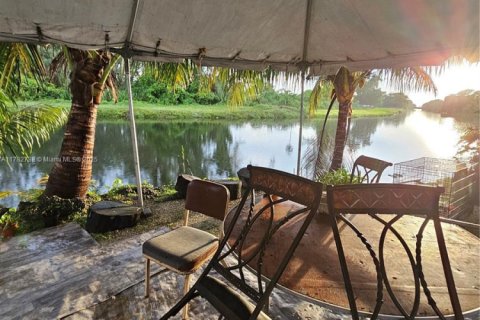 Casa en venta en Miami, Florida, 5 dormitorios, 201.23 m2 № 2014122 - foto 12