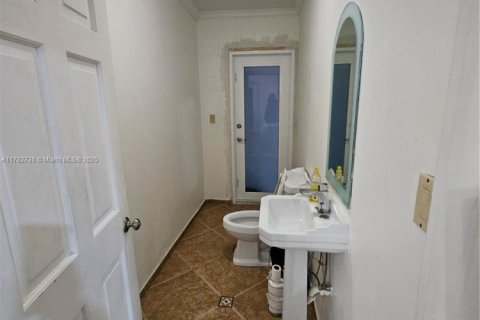 Casa en venta en Miami, Florida, 5 dormitorios, 201.23 m2 № 2014122 - foto 29