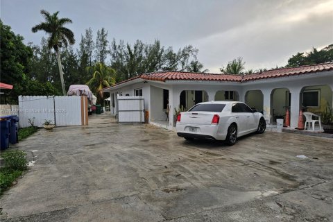 Casa en venta en Miami, Florida, 5 dormitorios, 201.23 m2 № 2014122 - foto 5