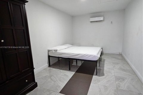 Casa en venta en Miami, Florida, 5 dormitorios, 201.23 m2 № 2014122 - foto 14