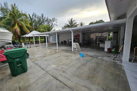 Casa en venta en Miami, Florida, 5 dormitorios, 201.23 m2 № 2014122 - foto 8