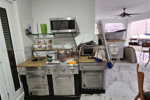 Casa en venta en Miami, Florida, 5 dormitorios, 201.23 m2 № 2014122 - foto 23