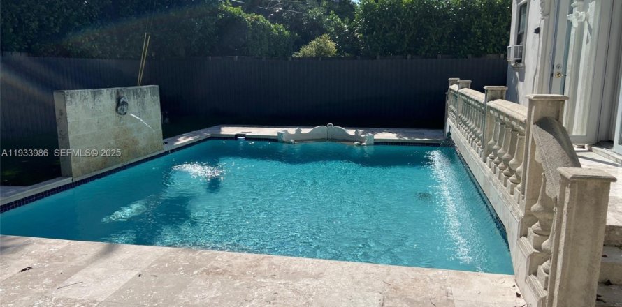 Casa en Miami Beach, Florida 4 dormitorios, 258.55 m2 № 1992223