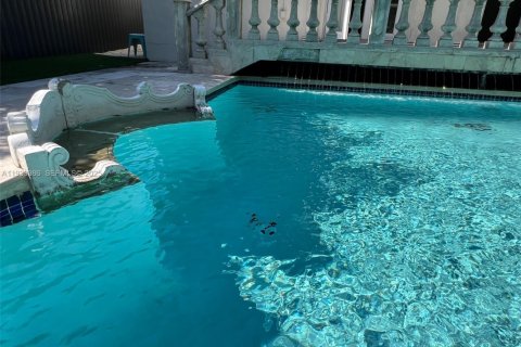 Casa en alquiler en Miami Beach, Florida, 4 dormitorios, 258.55 m2 № 1992223 - foto 10