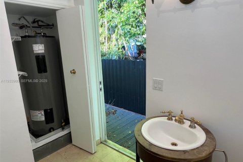 Casa en alquiler en Miami Beach, Florida, 4 dormitorios, 258.55 m2 № 1992223 - foto 28