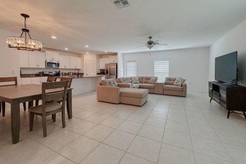 Casa en venta en Zephyrhills, Florida, 5 dormitorios, 205.78 m2 № 1743231 - foto 4