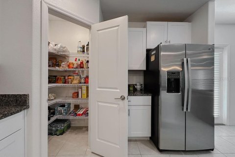 Casa en venta en Zephyrhills, Florida, 5 dormitorios, 205.78 m2 № 1743231 - foto 11