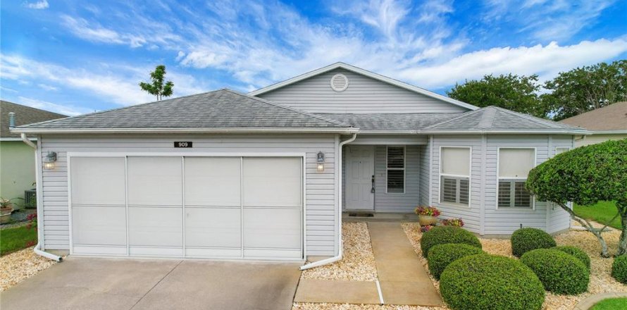 House in Leesburg, Florida 2 bedrooms, 112.6 sq.m. № 2223407