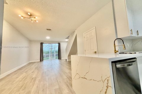Townhouse in Weston, Florida 2 bedrooms, 117.15 sq.m. № 1882188 - photo 17