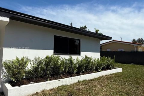 Villa ou maison à vendre à Miami, Floride: 3 chambres, 132.57 m2 № 1896146 - photo 3