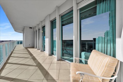 Condo in Bal Harbour, Florida, 2 bedrooms  № 2006866 - photo 16