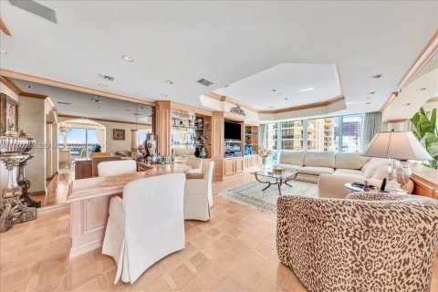 Condo in Bal Harbour, Florida, 2 bedrooms  № 2006866 - photo 22