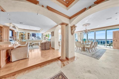 Condo in Bal Harbour, Florida, 2 bedrooms  № 2006866 - photo 13