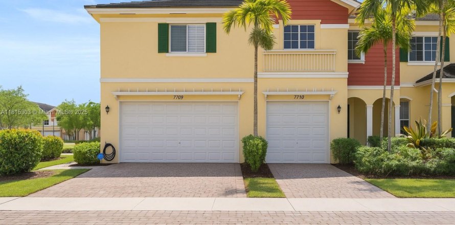House in Davie, Florida 3 bedrooms, 158.31 sq.m. № 1766910