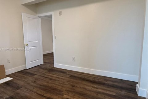 Apartamento en alquiler en Miami Beach, Florida, 1 dormitorio, 1715.63 m2 № 2011782 - foto 14