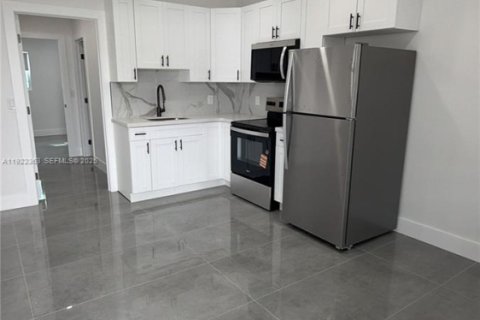 Appartement à louer à Miami Beach, Floride: 1 chambre, 812.52 m2 № 1976875 - photo 2