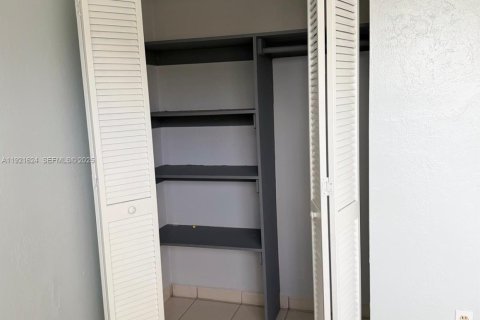 Copropriété à louer à Miami, Floride: 2 chambres, 79.15 m2 № 1976666 - photo 13