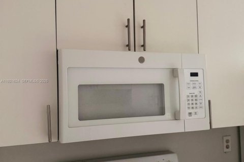 Copropriété à louer à Miami, Floride: 2 chambres, 79.15 m2 № 1976666 - photo 9