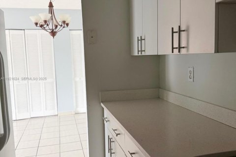 Copropriété à louer à Miami, Floride: 2 chambres, 79.15 m2 № 1976666 - photo 6