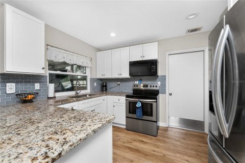 House in Port Charlotte, Florida 2 bedrooms, 101.54 sq.m. № 2223579 - photo 11