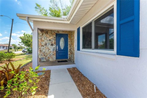 House in Port Charlotte, Florida 2 bedrooms, 101.54 sq.m. № 2223579 - photo 2