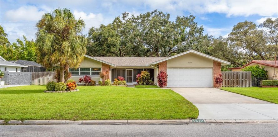 House in Dunedin, Florida 3 bedrooms, 202.43 sq.m. № 1883279
