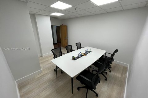 Oficina en alquiler en North Miami, Florida № 862695 - foto 1