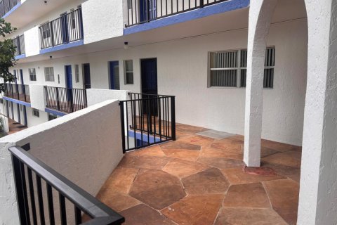 Copropriété à louer à Lauderhill, Floride: 2 chambres, 110.46 m2 № 2188129 - photo 6